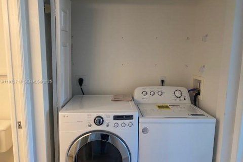 Condo in Tamarac, Florida, 2 bedrooms  № 1994786 - photo 14