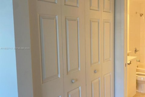 Condo in Tamarac, Florida, 2 bedrooms  № 1994786 - photo 8