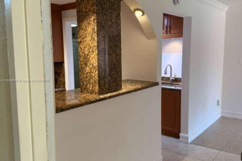 Copropriété à louer à Hialeah, Floride: 1 chambre, 35.49 m2 № 1930344 - photo 3