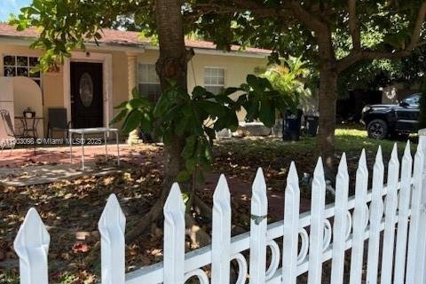 House in Miami Gardens, Florida 3 bedrooms, 75.81 sq.m. № 1955200 - photo 1