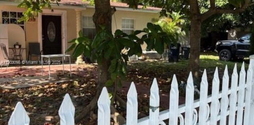 House in Miami Gardens, Florida 3 bedrooms, 75.81 sq.m. № 1955200