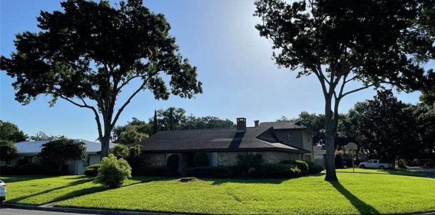 House in Maitland, Florida 5 bedrooms, 250.37 sq.m. № 1835836