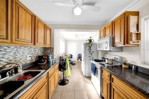 House in Tarpon Springs, Florida 2 bedrooms, 65.77 sq.m. № 1909700 - photo 18