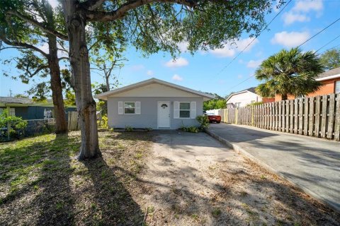House in Tarpon Springs, Florida 2 bedrooms, 65.77 sq.m. № 1909700 - photo 1