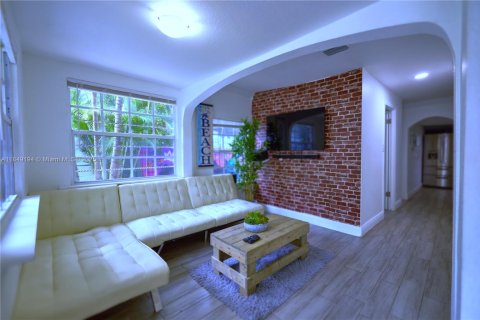 Casa en alquiler en Miami, Florida, 3 dormitorios, 102.38 m2 № 1958121 - foto 12