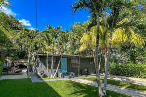 Casa en alquiler en Miami, Florida, 3 dormitorios, 102.38 m2 № 1958121 - foto 1