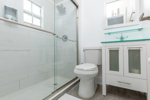 Casa en alquiler en Miami, Florida, 3 dormitorios, 102.38 m2 № 1958121 - foto 3