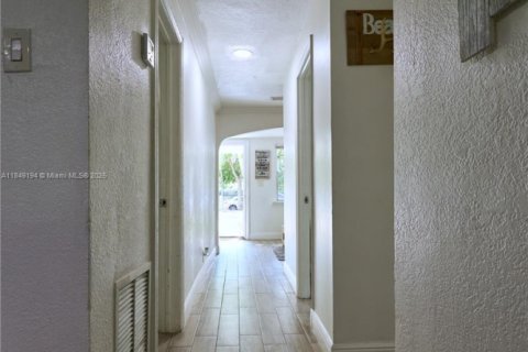 Casa en alquiler en Miami, Florida, 3 dormitorios, 102.38 m2 № 1958121 - foto 15