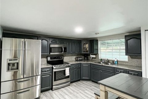 Casa en alquiler en Miami, Florida, 3 dormitorios, 102.38 m2 № 1958121 - foto 5