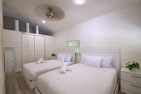 Casa en alquiler en Miami, Florida, 3 dormitorios, 102.38 m2 № 1958121 - foto 9