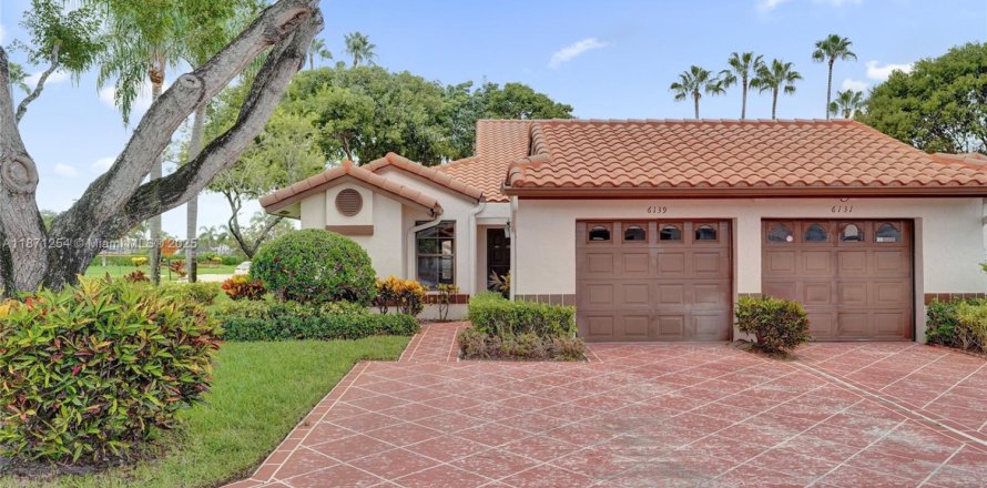 House in Delray Beach, Florida 2 bedrooms, 139.35 sq.m. № 1898054