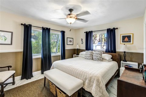 House in Belleair, Florida 3 bedrooms, 122.63 sq.m. № 2202147 - photo 11