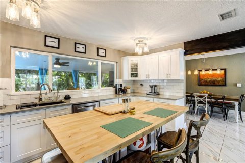 House in Belleair, Florida 3 bedrooms, 122.63 sq.m. № 2202147 - photo 8