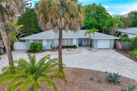 House in Belleair, Florida 3 bedrooms, 122.63 sq.m. № 2202147