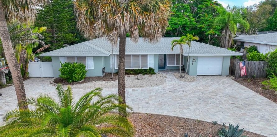 House in Belleair, Florida 3 bedrooms, 122.63 sq.m. № 2202147