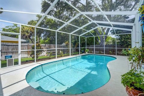House in Belleair, Florida 3 bedrooms, 122.63 sq.m. № 2202147 - photo 22