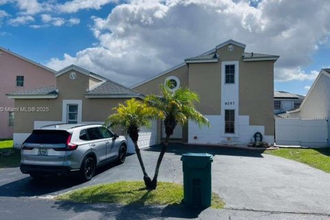 Villa ou maison à Miami, Floride 4 chambres, 208.01 m2 № 2034266