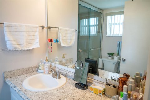 Condo in Sunrise, Florida, 2 bedrooms  № 1766636 - photo 24