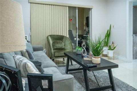 Condo in Sunrise, Florida, 2 bedrooms  № 1766636 - photo 17