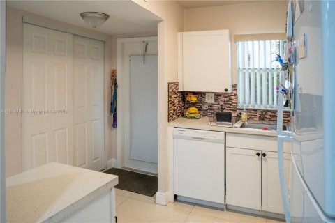 Condo in Sunrise, Florida, 2 bedrooms  № 1766636 - photo 11