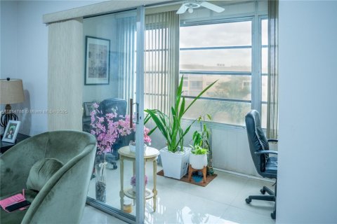 Condo in Sunrise, Florida, 2 bedrooms  № 1766636 - photo 27