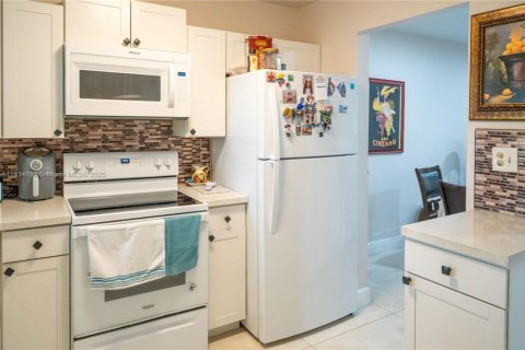 Condo in Sunrise, Florida, 2 bedrooms  № 1766636 - photo 10