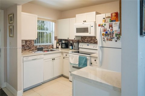Condo in Sunrise, Florida, 2 bedrooms  № 1766636 - photo 1