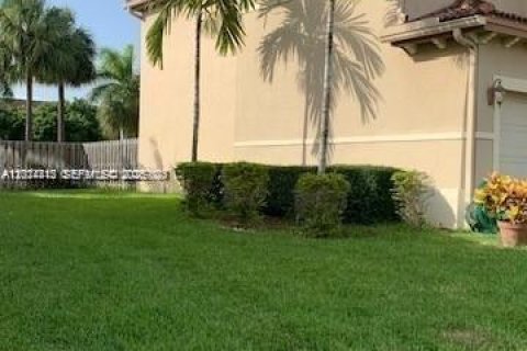 Villa ou maison à louer à Cutler Bay, Floride: 3 chambres, 176.05 m2 № 2076433 - photo 2