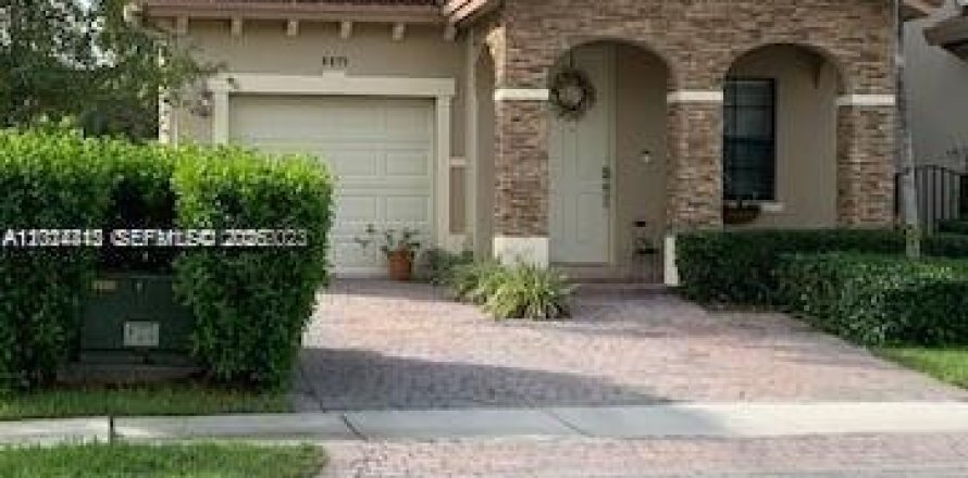 Villa ou maison à Cutler Bay, Floride 3 chambres, 176.05 m2 № 2076433
