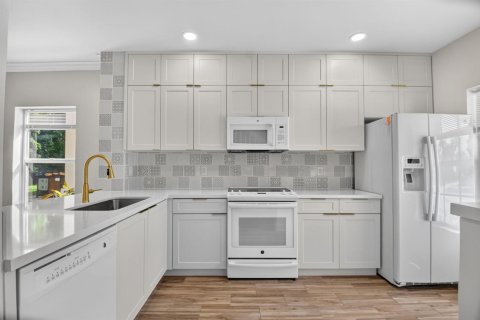 Townhouse in Lake Worth, Florida 2 bedrooms, 93.65 sq.m. № 2086520 - photo 16