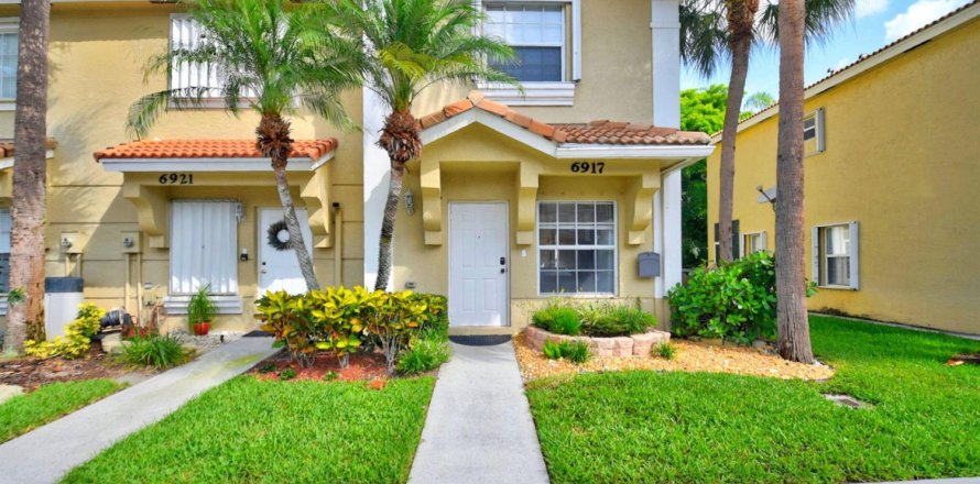 Townhouse in Lake Worth, Florida 2 bedrooms, 93.65 sq.m. № 2086520