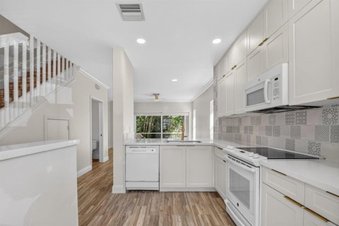 Townhouse in Lake Worth, Florida 2 bedrooms, 93.65 sq.m. № 2086520 - photo 21