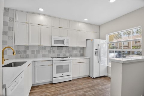 Townhouse in Lake Worth, Florida 2 bedrooms, 93.65 sq.m. № 2086520 - photo 17