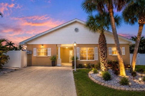 House in Holmes Beach, Florida 2 bedrooms, 111.48 sq.m. № 2355176 - photo 12