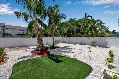 House in Holmes Beach, Florida 2 bedrooms, 111.48 sq.m. № 2355176 - photo 18