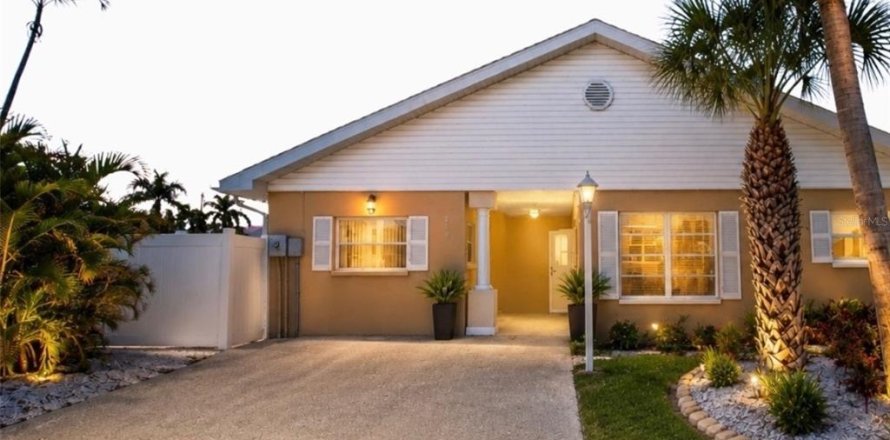 House in Holmes Beach, Florida 2 bedrooms, 111.48 sq.m. № 2355176