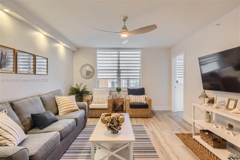 Copropriété à louer à Hollywood, Floride: 2 chambres, 77.57 m2 № 1836115 - photo 1