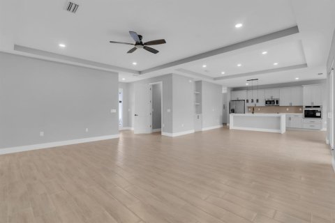 House in Palm Bay, Florida 3 bedrooms, 208.47 sq.m. № 2231489 - photo 4