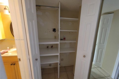 Apartamento en alquiler en Hialeah, Florida, 2 dormitorios, 81.66 m2 № 1926640 - foto 13