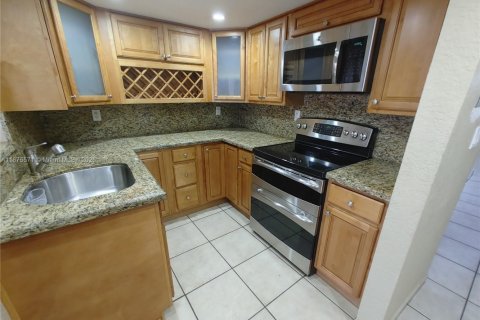 Apartamento en alquiler en Hialeah, Florida, 2 dormitorios, 81.66 m2 № 1926640 - foto 3