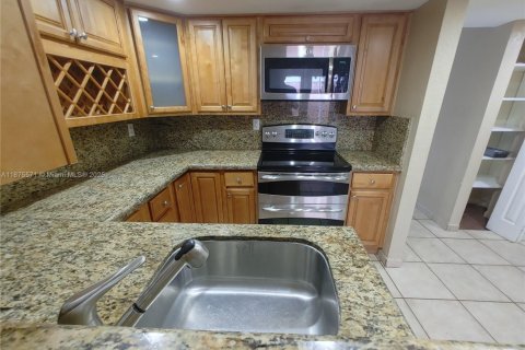 Apartamento en alquiler en Hialeah, Florida, 2 dormitorios, 81.66 m2 № 1926640 - foto 5