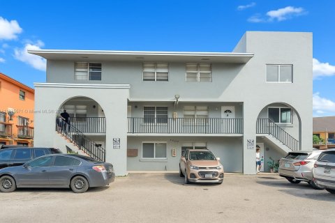 Apartamento en alquiler en Hialeah, Florida, 2 dormitorios, 81.66 m2 № 1926640 - foto 1