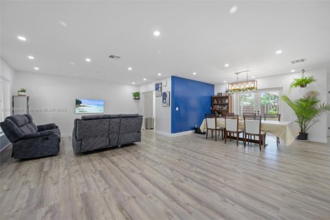 Casa en venta en Hallandale Beach, Florida, 3 dormitorios, 149.39 m2 № 1714570 - foto 3