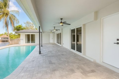 House in Oakland Park, Florida 3 bedrooms, 143.26 sq.m. № 1944440 - photo 12