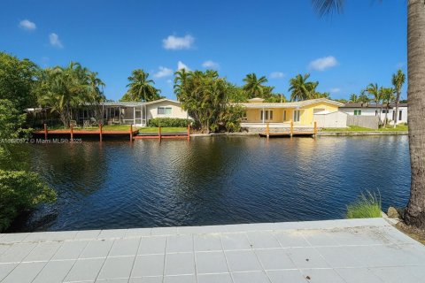 House in Oakland Park, Florida 3 bedrooms, 143.26 sq.m. № 1944440 - photo 13
