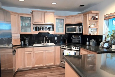 Villa ou maison à vendre à Miami, Floride: 4 chambres, 191.38 m2 № 1992205 - photo 11