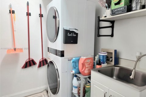 Villa ou maison à vendre à Miami, Floride: 4 chambres, 191.38 m2 № 1992205 - photo 13