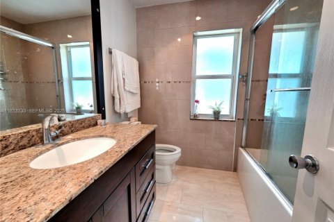 Villa ou maison à vendre à Miami, Floride: 4 chambres, 191.38 m2 № 1992205 - photo 17