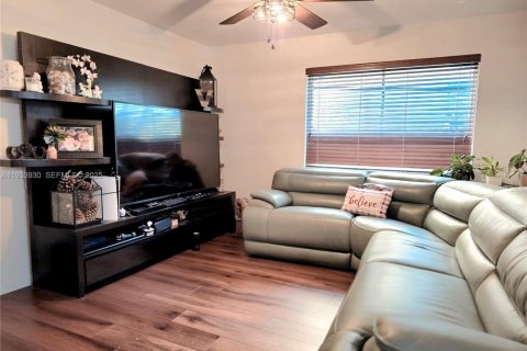 Villa ou maison à vendre à Miami, Floride: 4 chambres, 191.38 m2 № 1992205 - photo 12