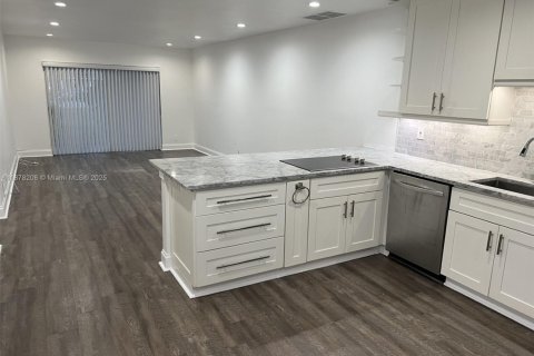 Villa ou maison à louer à Boca Raton, Floride: 2 chambres, 84.36 m2 № 1980922 - photo 4